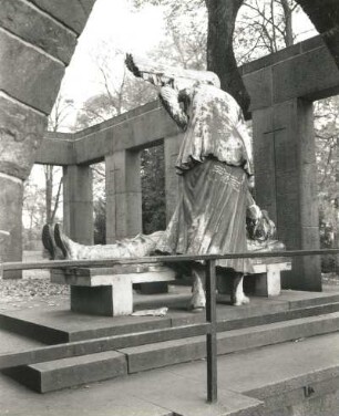 Denkmal für die Gefallenen des 1. Weltkrieges : Denkmal für die Gefallenen des 1. Weltkrieges. Stein, Metallguß (1936; G. Wrba nach A. Lange). Figurengruppe Verwundeter und Krankenschwester. Wurzen, Park, Am Bahnhof
