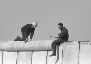 Bauarbeiter beim Aufbau der Grenzmauer 75 am Potsdamer Platz