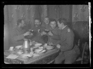 Ein Bockbier ("Abendschoppen") in Halles (Ortsteil von Péronne, Dep. Somme, Frankreich), von links nach rechts: Leutnant Knorr, Leutnant Dell, N.N., Leutnant Wagner und Leutnant Otto Lang