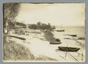 Am Strand von Nidden stehen die Fischerhütten
