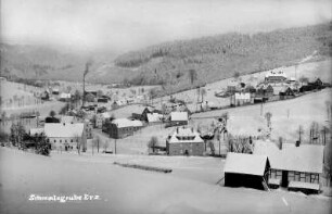 Ortsansicht mit Schulberg und Lorenz-Mühle : vorn li. Claus-Gasthof, dahinter Lorenz-M., oben Mitte: Forsthaus