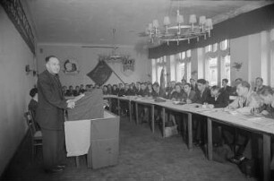 1. Arbeitstagung der Jugendredakteure "Die Tat ins Wort - durchs Wort zur Tat" im Haus der Jugend : Albert Norden während einer Rede