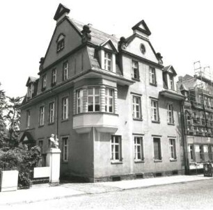 Colditz, Bahnhofstraße 26. Fabrikantenvilla (um 1920). Straßenansicht