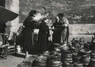Valencia. Spanien. Frauen auf einem Geschirrmarkt
