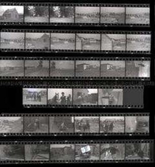 Schwarz-Weiß-Negative mit Aufnahmen vom Wiederaufbau des Dorfes Gorgast im Oderbruch (erste Ernte, Flüchtling mit Familie vor Notunterkunft in Bretterbude)