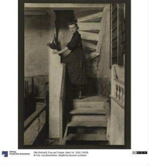 Frau auf Treppe