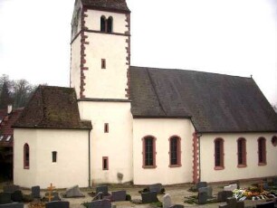 Ansicht von Norden mit Kirche (Kirchturm mit Schlitzscharten und Biforien-im Osten Grabkapelle am Kirchturm) über Kirchhof