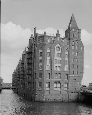 Hamburg-Altstadt (Speicherstadt), Brooktorkai 16. Speichergebäude (E. 19. Jh.) Ansicht von der Annenbrücke über das Holländischbrookfleet