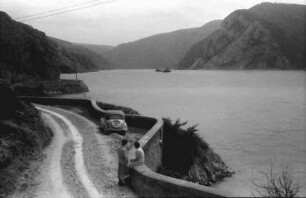 Moldova Veche [Altmoldowa, Banat]: Donaustraße, Uferstraße mit geschlängelter Mauer
