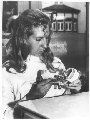 Hürth-Hermülheim. Hannelore Werner bei ihrer Arbeit als Zahntechnikerin