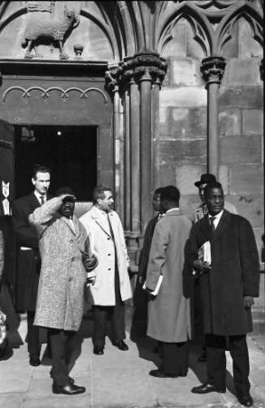 Freiburg: afrikanische Intellektuelle; Gruppe am Eingang zum Münster
