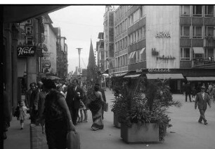 Essen: Kettwiger Straße mit Blick zum Münster