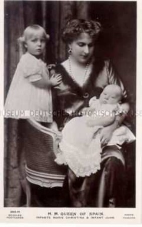 Königin Victoria Eugénie von Spanien mit ihren Kindern
