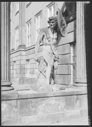 Potsdam, Stadtschloss, Kolonnade, Ringergruppe, stehender Fechter mit erhobenem Schild.