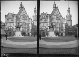 Schloßplatz : Dresden, Schloßplatz mit König-Albert-Denkmal. Blick nach Süden zum Residenzschloss mit Georgentor und Hausmannsturm, Stereoaufnahme