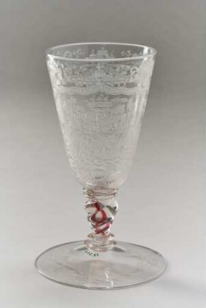 Pokal mit Allianzwappen des Grafen Anton Fugger-Kirchberg und der Gräfin Maria von Welsperg