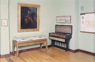 Halle (Saale), Händel-Haus. Raum 6: Händel in London. Ecke mit Ölgemälde "Georg I." von Godfrey Kneller, Vitrine mit Huldigungskompositionen und Virginal (1595/1620)