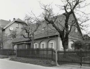 Neugersdorf, Umgebindehaus : Neugersdorf. Wohnhaus (1. Hälfte 19. Jahrhundert), Am Beerberg 23. Straßenansicht mit Einfriedung