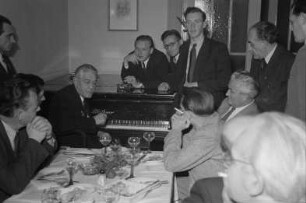Treffen von Mitgliedern des Kulturensembles der DDR mit dem russischen Pjatnitzki-Volkschor im Berliner Künstlerclub "Die Möwe"