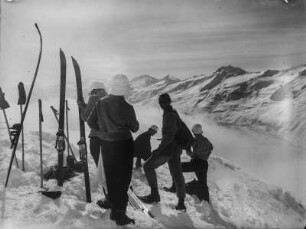 Skiwanderer : Skiwanderer rasten auf dem Berggipfel
