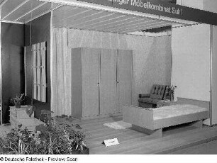 Jugendzimmer : Ausstellungskoje mit Jugendzimmer des VEB Thüringer Möbelkombinat Suhl