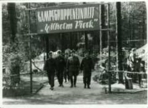 Kampfgruppenmänner bei einer Geländeübung?