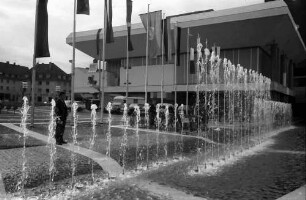 Freiburg: Springbrunnen mit Karlshof im Hintergrund