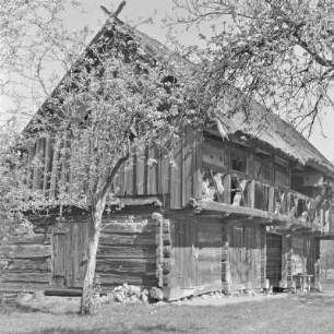 Strohgedecktes Blockhaus des Gehöftes Löwa in Burg-Kauper. : Ze słomu skryte kładźity twar Löwec statoka w Kupaŕskich Bórkowach.