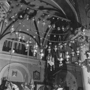 Tinos, griechische Insel der Kykladen im Ägäischen Meer, Kirche der Panagia Evangelistria, Votivlampen