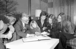 Säckingen: Wohnung; Wirtschaftsminister Eberle mit Familie; am Tisch (mit Fotoalbum)