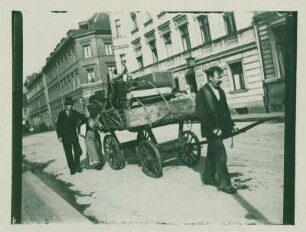Hirtenstraße 9, davor Umzug mit Karren