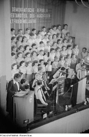 Chor und Orchester vom Kulturensemble Reichsbahn Leipzig "Roman Chwalek" bei einem Auftritt