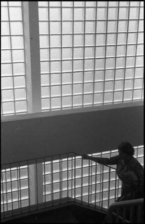 Köln: Photokina, Spitzli auf Treppe, Hintergrund Glasfenster