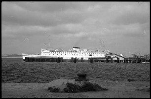 Grossenbrode: Fährschiff, Theodor Heuss, im Kai