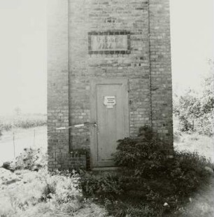 Preilack. Transformatorenhaus : Turnow-Preilack. Transformatorenhaus (1921). Tür und Fassadenfeld mit Baujahr