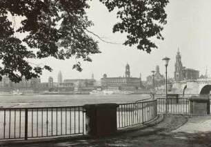 Dresden, Blick vom Neustädter Elbufer, Anlagen oberhalb der Augustusbrücke, auf die Altstadt