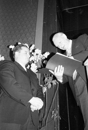 Verleihung des Willmar-Schwabe-Preises 1965 an den Düsseldorfer Privatdozenten Dr. med. Herbert Brüster während der Feier zum 100jährigen Jubiläum der Firma Willmar Schwabe.