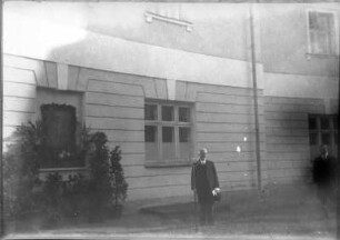 Dorpat. Festredner während der Einweihung des Porträtreliefs für Prof. Rudolf Buchheim, geschaffen von der Bildhauerin Etha Richter