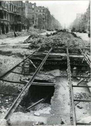 Zerstörte Tunneldecke der Berliner U-Bahn