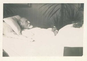 Blatt 43: Aufnahme eines bärtigen älteren Mannes im Bett liegend