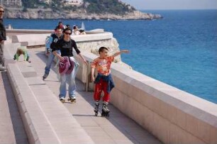 Nizza - Rollschuhläufer : An der Promenade des Anglais sind extra Spuren für Rollschuhläufer angelegt worden. Aufgenommen in Nizza 2006