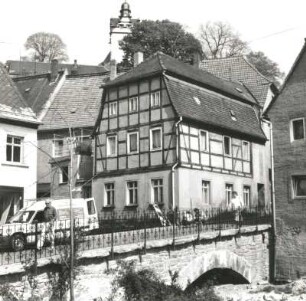 Colditz, Baderberg 10. Wohnhaus (18. Jh.). Straßenansicht mit ehem. Mühlgrabenbrücke