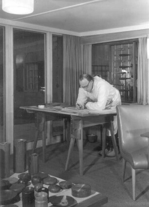 Holzgestalter Lüder Baier (1920-2012) in seinem Atelier. Dresden, etwa 1965
