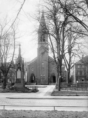 Niesky, Zinzendorfplatz 2. Evangelische Kirche der Herrnhuter Brüdergemeine (1875). Turmfront mit Denkmal für die gefallenen Böhmen des Deutsch-Französischen Krieges 1870/1871