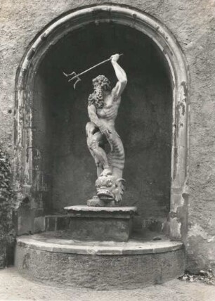 Torgau. Schloß Hartenfels. Neptunbrunnenfigur in einer Nische