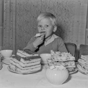 Kirmes Schweinerden und Panschwitz : Familientreffen anlässlich der Kirmes in Schweinerden. Kind beim Kuchen essen
