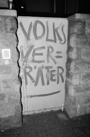 Besetzung der Bezirksverwaltung des Ministeriums für Staatssicherheit der DDR (BVfS) / Amt für Nationale Sicherheit (AfNS) Dresden am 5. Dezember 1989. Fotoserie. Aufnahmezeit: ab ca. 17.30 Uhr