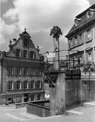 Fischbrunnen mit Pranger : Schwäbisch Hall, Am Markt. Häuser und Fischbrunnen mit Pranger (vor 1525; K. Schaller)