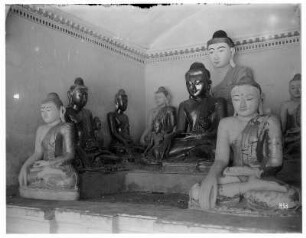 Rangun, Birma. Buddhastatuen in einem Tempel oder einer Pagode