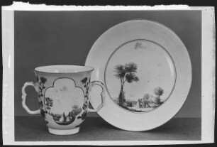 Teller mit zweihenkliger Tasse : Berlin. Staatliche Museen, Kunstgewerbemuseum, Teller mit zweihenkliger Tasse